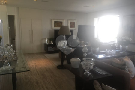 Apartamento à venda com 4 quartos, sendo 3 suítes, em Moema, São Paulo, SP