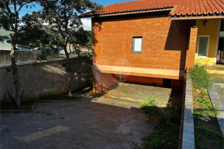 Casa à venda com 4 suítes em Vila Petrópolis, Atibaia, SP