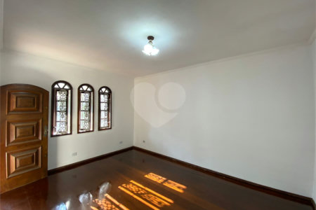 Sobrado à venda com 4 quartos, sendo 1 suíte, em Jardim Medina, Poá, SP