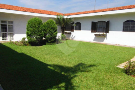 Casa Térrea à venda com 4 quartos, sendo 2 suítes, em Interlagos, São Paulo, SP