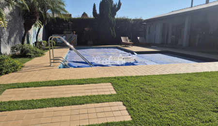 Casa térea à venda com 3 quartos, sendo 2 suítes, em Condomínio Flamboyant-B, Atibaia - SP