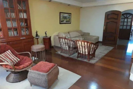 Sobrado à venda com 4 quartos, sendo 1 suíte, em Jardim Pinheiros, São Paulo, SP