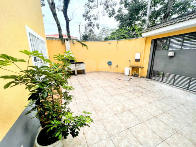 Sobrado à venda com 3 quartos, sendo 1 suíte,  em Campo Grande, São Paulo, SP