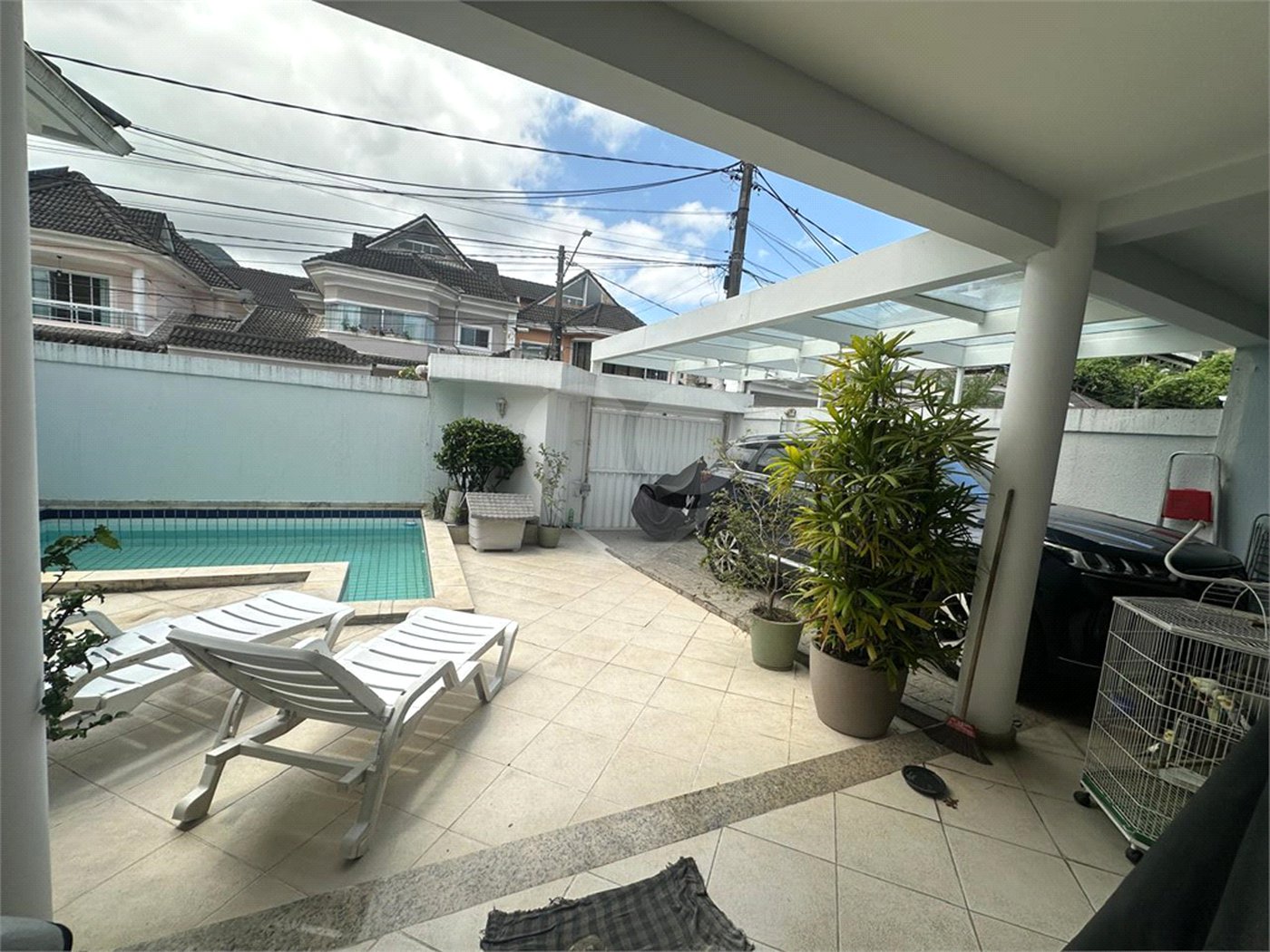 Casa à venda com 4 quartos, sendo 3 suítes, no condomínio Jardins de Florença, Rio de Janeiro - RJ
