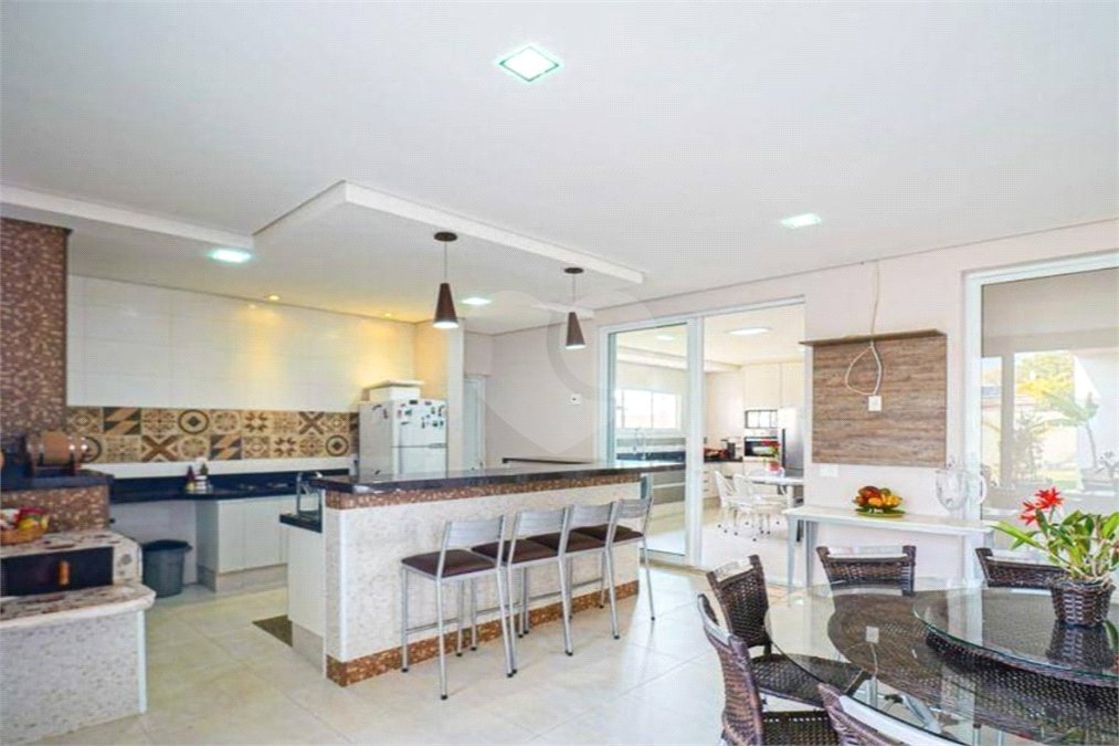 Casa à venda com 4 quartos, sendo 2 suítes, no condomínio Residencial Jardim Primavera, Louveira - SP