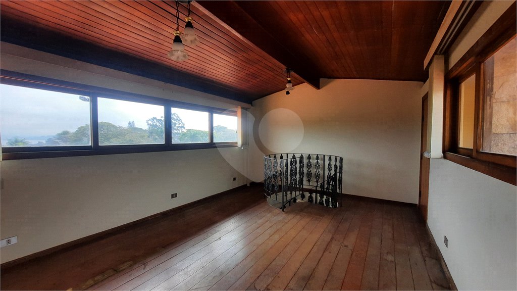 Sobrado à venda com 4 quartos, sendo 3 suítes,  em Interlagos, São Paulo, SP