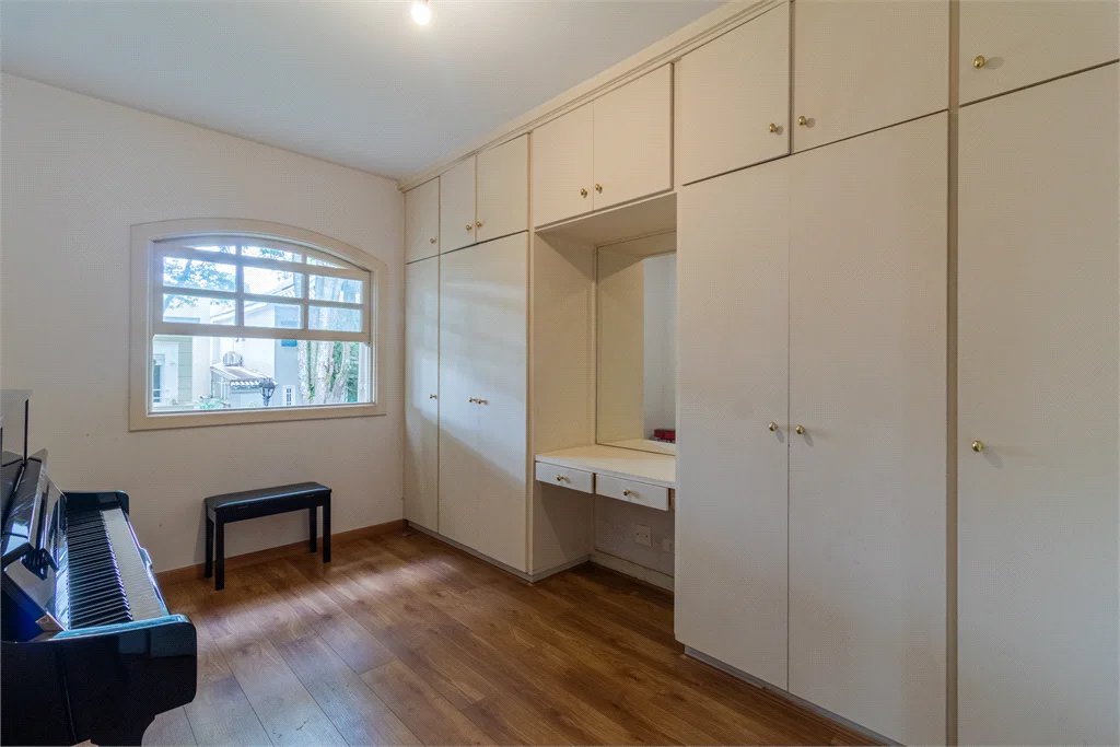 Casa à venda com 4 quartos, sendo 2 suítes, no condomínio Vila das Flores, São Paulo - SP