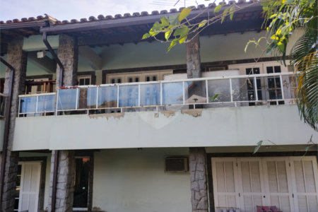 Casa à venda com 5 quartos, sendo 3 suítes, no condomínio Vilarejo, Rio de Janeiro - RJ