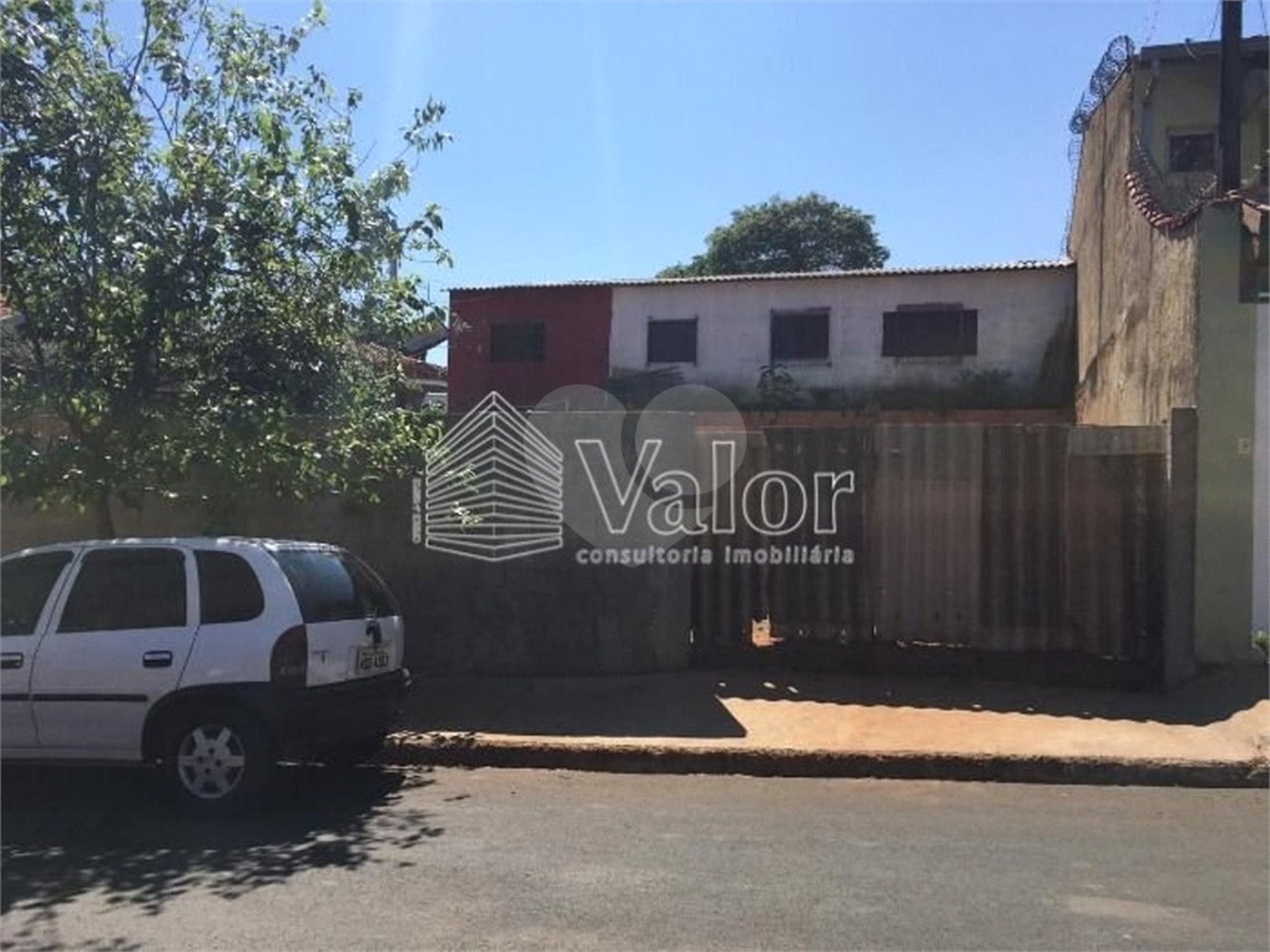 Terreno com 211,60 m² de área total.