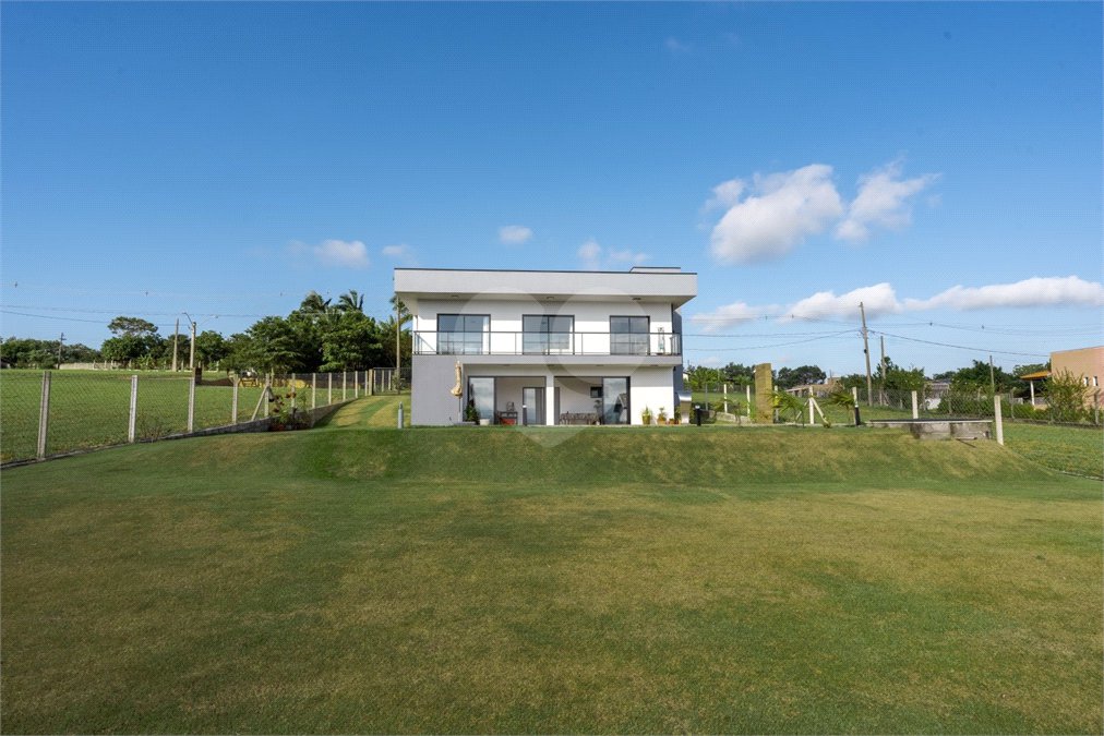 Casa à venda com 4 quartos, sendo 1 suíte, no condomínio Residencial Pinheiros do Lago, Alambari - SP