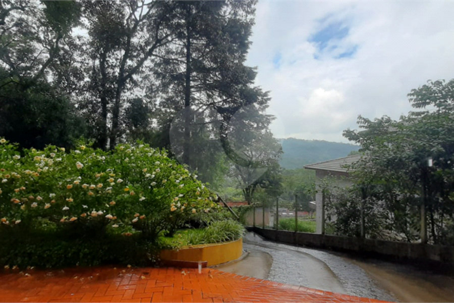 Casa à venda com 5 quartos, sendo 4 suítes, no condomínio Alpes da Cantareira, Mairiporã - SP