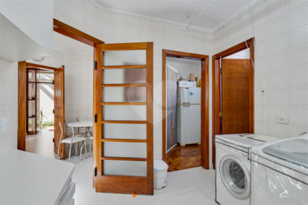 Casa à venda com 3 quartos, sendo 2 suítes, no condomínio Granja do Morumbi, São Paulo - SP