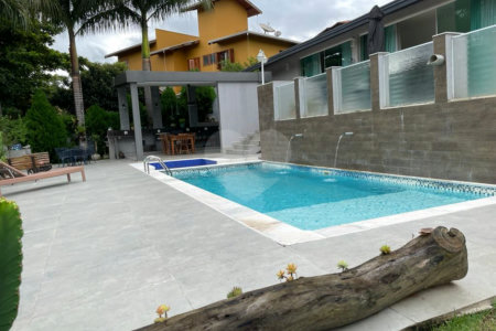 Casa à venda com 4 quartos, sendo 3 suítes, no condomínio Vila Hípica I, Vinhedo - SP