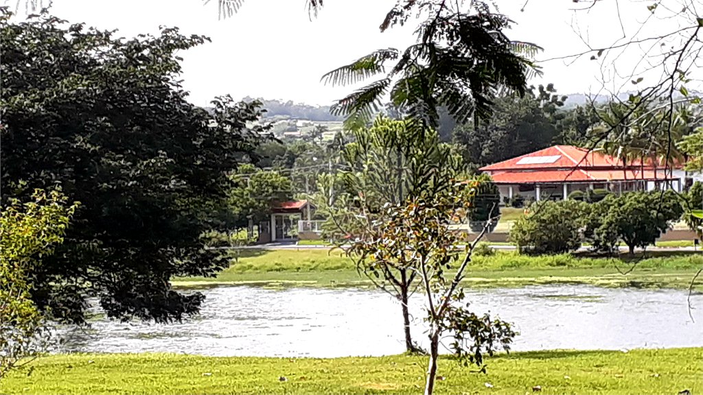 Casa à venda com 4 quartos, sendo 1 suíte, no condomínio Residencial Vale das Laranjeiras, Indaiatuba - SP