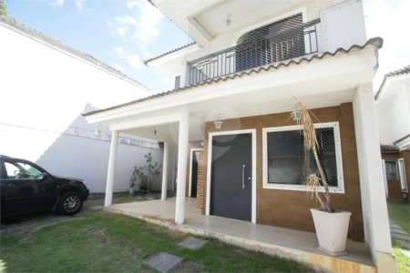 Casa à venda com 4 quartos, sendo 3 suítes, no condomínio Lícia de Alvarenga, Rio de Janeiro - RJ