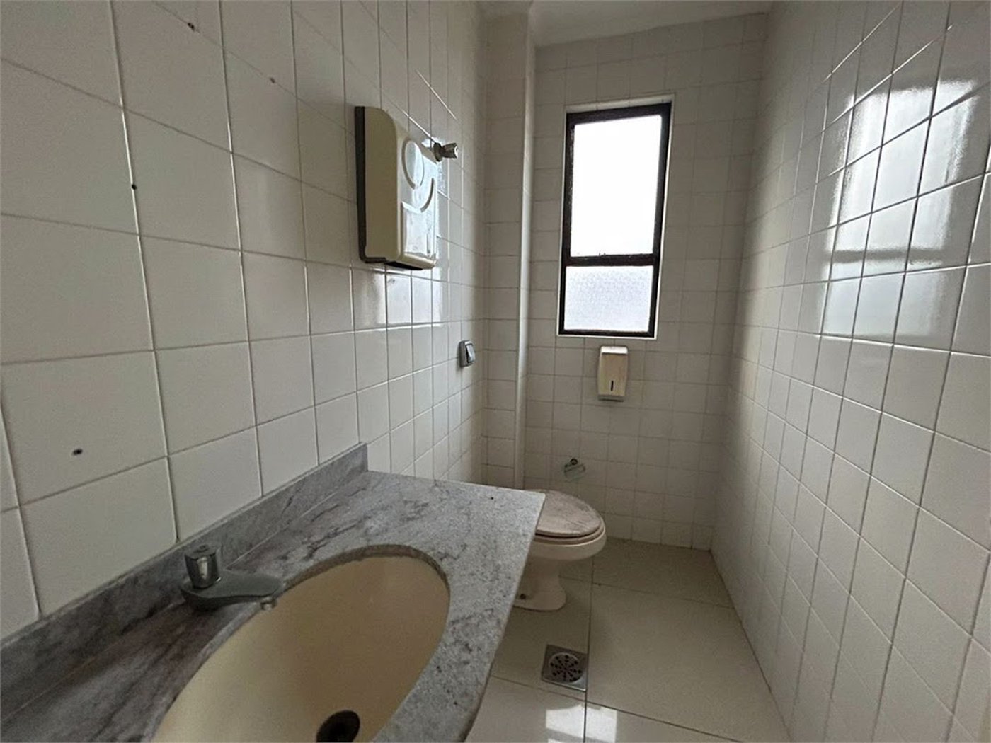 Sala Comercial à Venda no Gonzaga – Avenida Ana Costa – Santos/Sp