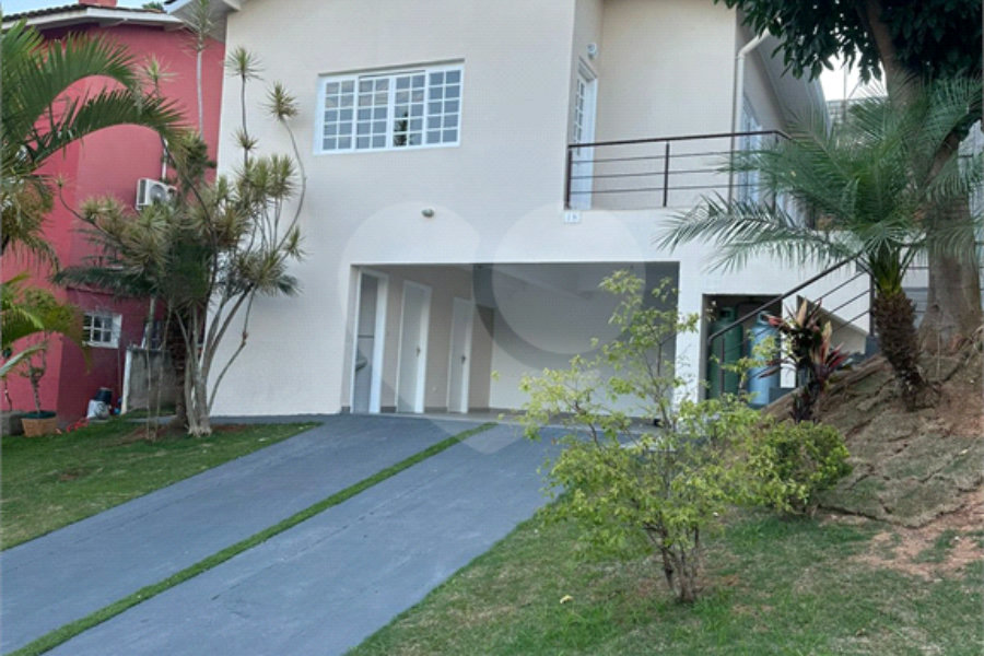 Casa à venda com 4 quartos, sendo 1 suíte,  no condomínio Jardim das Acácias, Cotia - SP