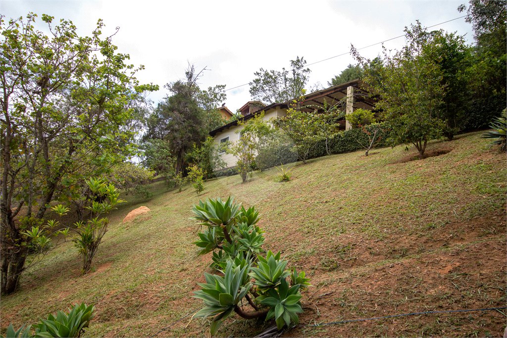 Casa à venda ou para alugar com 5 quartos, sendo 2 suítes, no condomínio Restinga Verde, São Roque - SP