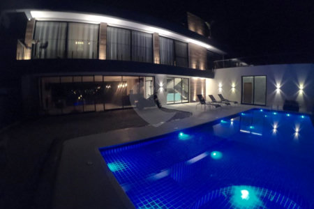 Sobrado à venda com 4 quartos, sendo 2 suítes,  no Centro, Joanópolis, SP