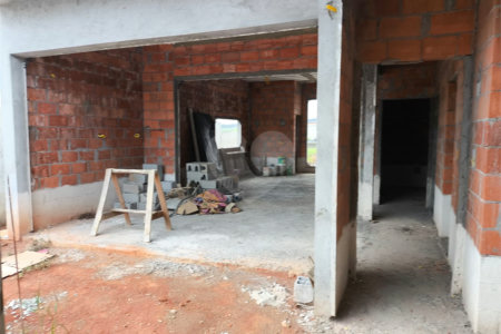 Casa à venda com 3 quartos, sendo 1 suíte, no condomínio Loteamento Parque Residencial Serras de Atibaia Ii, Atibaia - SP