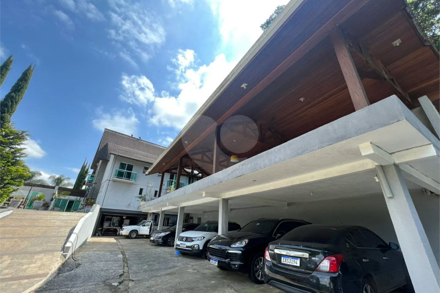Casa à venda com 6 quartos, sendo 5 suítes, no condomínio Alpes da Cantareira, Mairiporã - SP