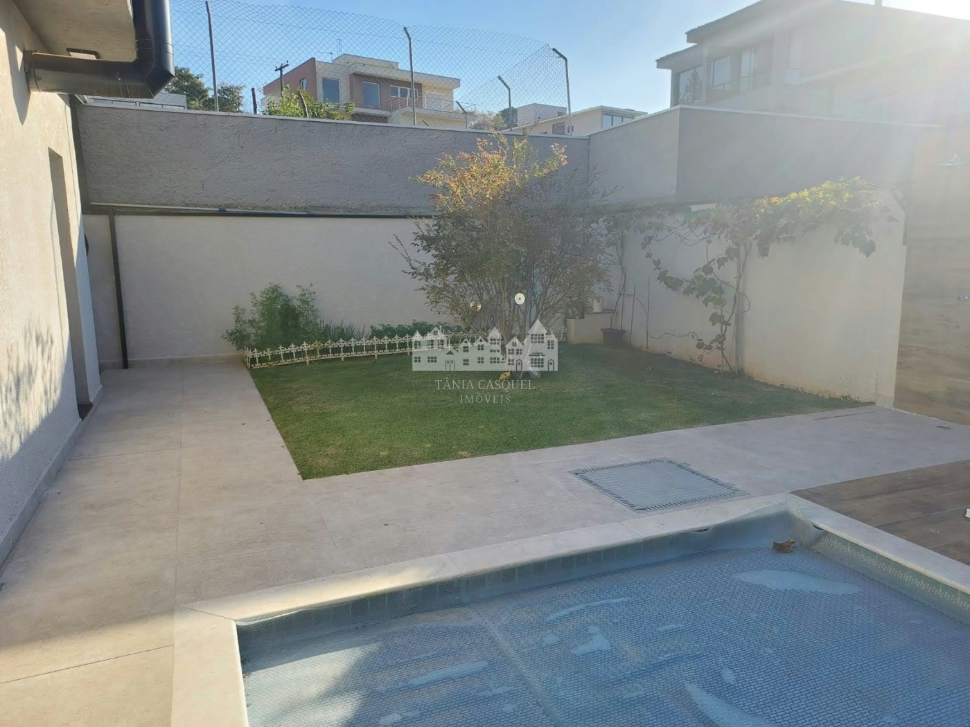 Casa à venda com 4 quartos, sendo 2 suítes,  no condomínio Figueira Garden, Atibaia - SP