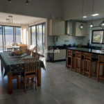 Casa à venda com 4 quartos, sendo 2 suítes,  no condomínio Figueira Garden, Atibaia - SP