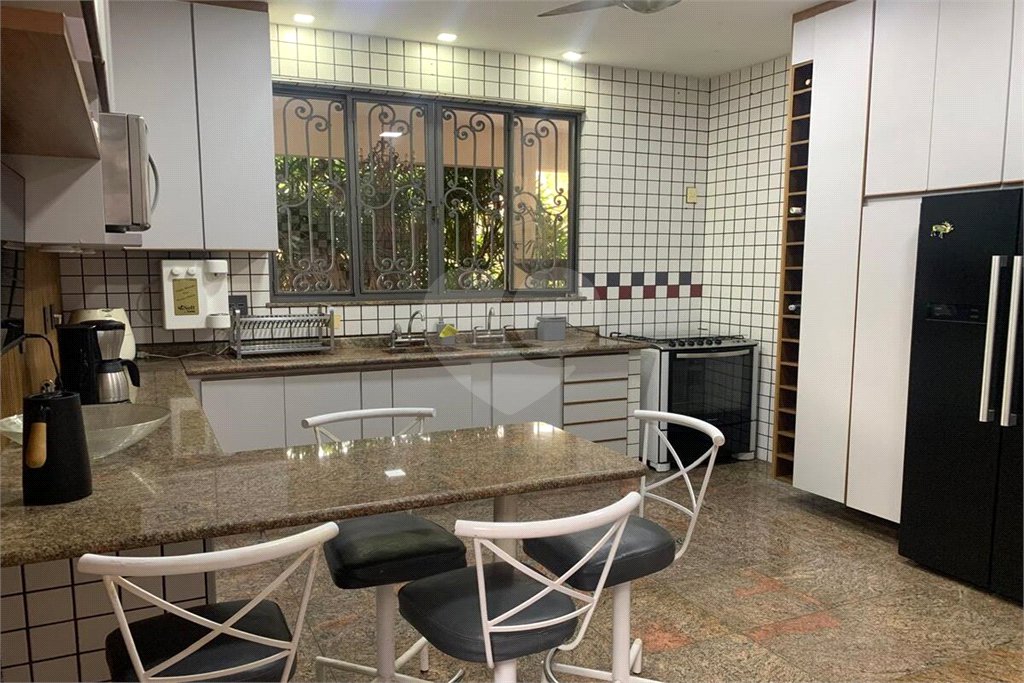 Casa à venda com 4 quartos, sendo 3 suítes, no condomínio Mirante da Barra, Rio de Janeiro - RJ