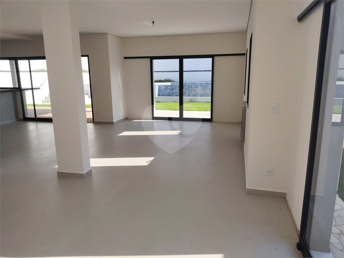Casa à venda com 3 suítes no condomínio Santa Isabel I, Louveira - SP