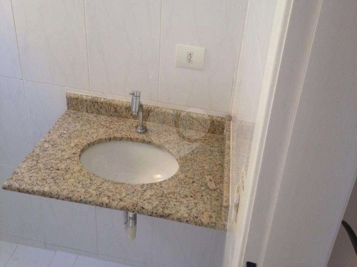 Casa à venda com 3 quartos, sendo 2 suítes, no condomínio Residencial Vegas, São Paulo - SP
