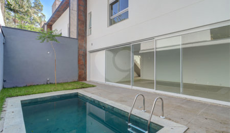Casa à venda ou para alugar com 3 suítes no condomínio Jardim Flora, São Paulo - SP