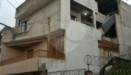 Casa à venda com 4 quartos, sendo 1 suíte,  no condomínio Travessa Américo Bologna,46, São Paulo - SP
