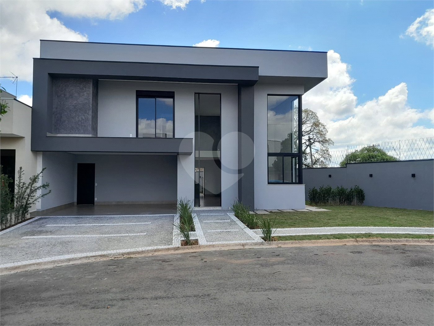 Casa à venda com 3 suítes no condomínio Terras do Caribe, Valinhos - SP