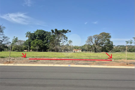 Terreno comercial á venda no condomínio Jardim Larine