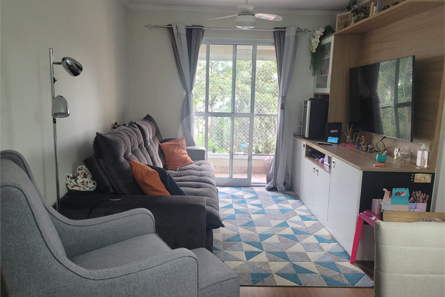 Apartamento de 03 dormitórios totalmente reformado com 02 vagas de Garagem escrituradas e livres.