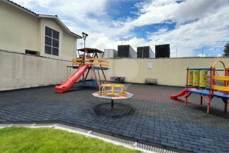Casa à venda com 3 quartos, sendo 1 suíte, no condomínio Residencial Jardins, São Bernardo do Campo - SP