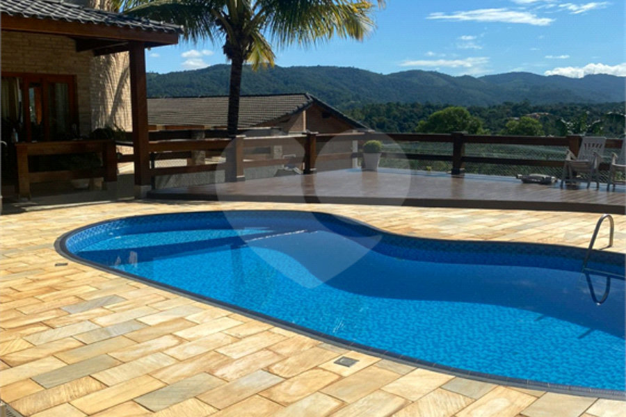 Casa à venda com 5 quartos, sendo 4 suítes, no condomínio Lago do Imperador, Mairiporã - SP