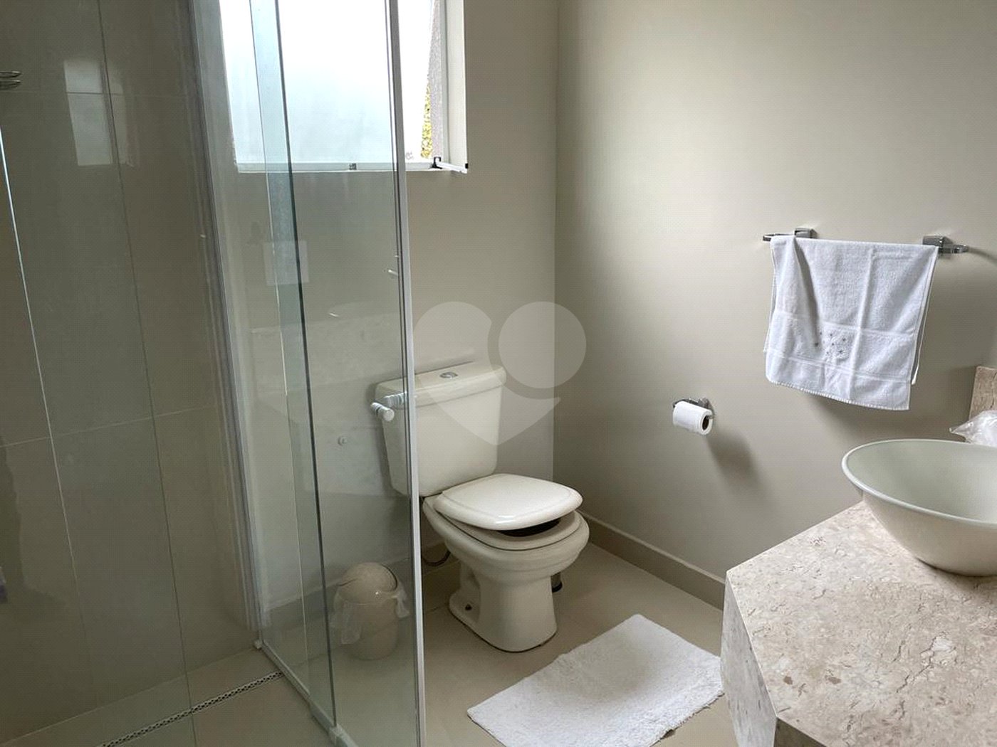 Casa à venda com 4 quartos, sendo 3 suítes, no condomínio Vila Hípica I, Vinhedo - SP