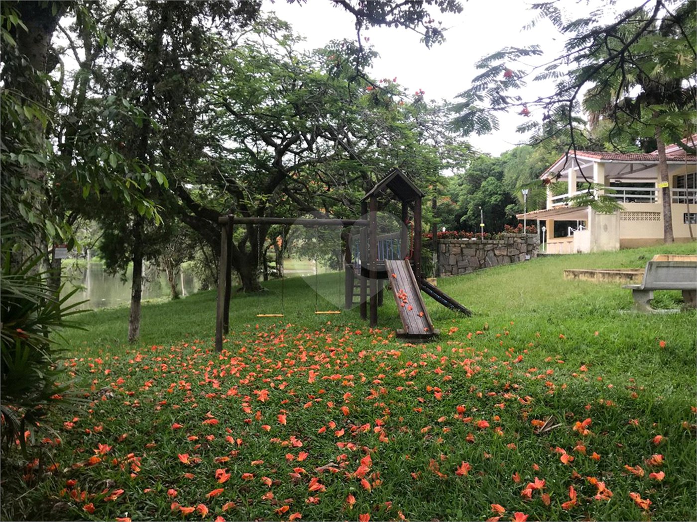 Casa à venda com 3 suítes no condomínio Lagoinha, Jacareí - SP