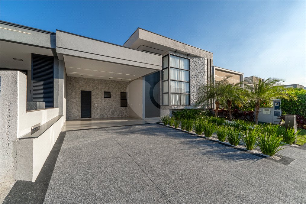 Indaiatuba - SP - Condominio Dona Lucilla - Valor R$2.295.000,00 - 3 suítes + escritório + lavabo - Terreno: 300m2 - Construção: 188m2 - Diferenciais - Móveis planejados no escritório, sala de TV, lavabo, cozinha, área gourmet, lavanderia, banheiros e closet - Ar condicionado em todos os ambie