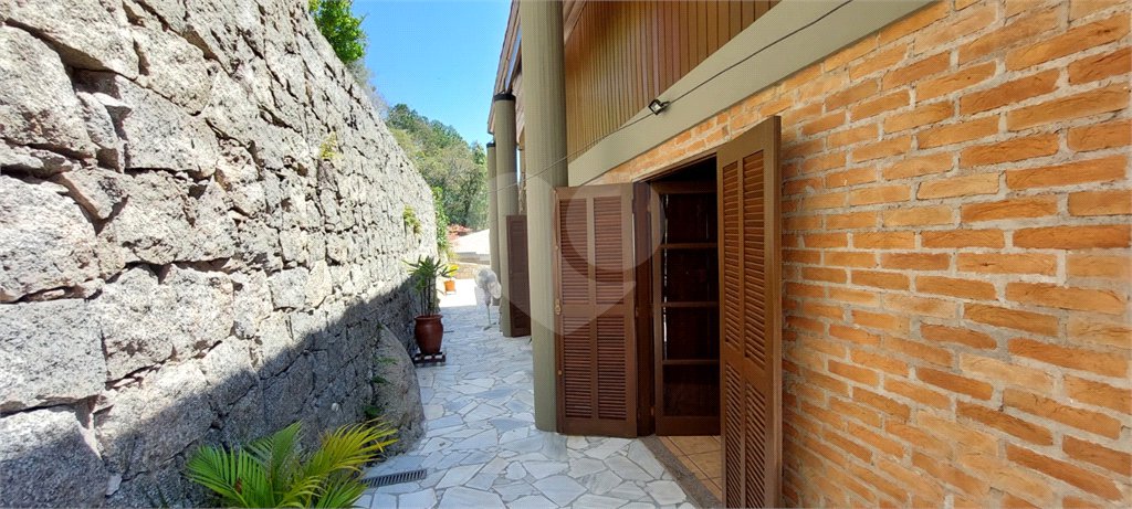 Casa à venda com 3 quartos, sendo 2 suítes, no condomínio Alpes de Caieiras, Caieiras - SP