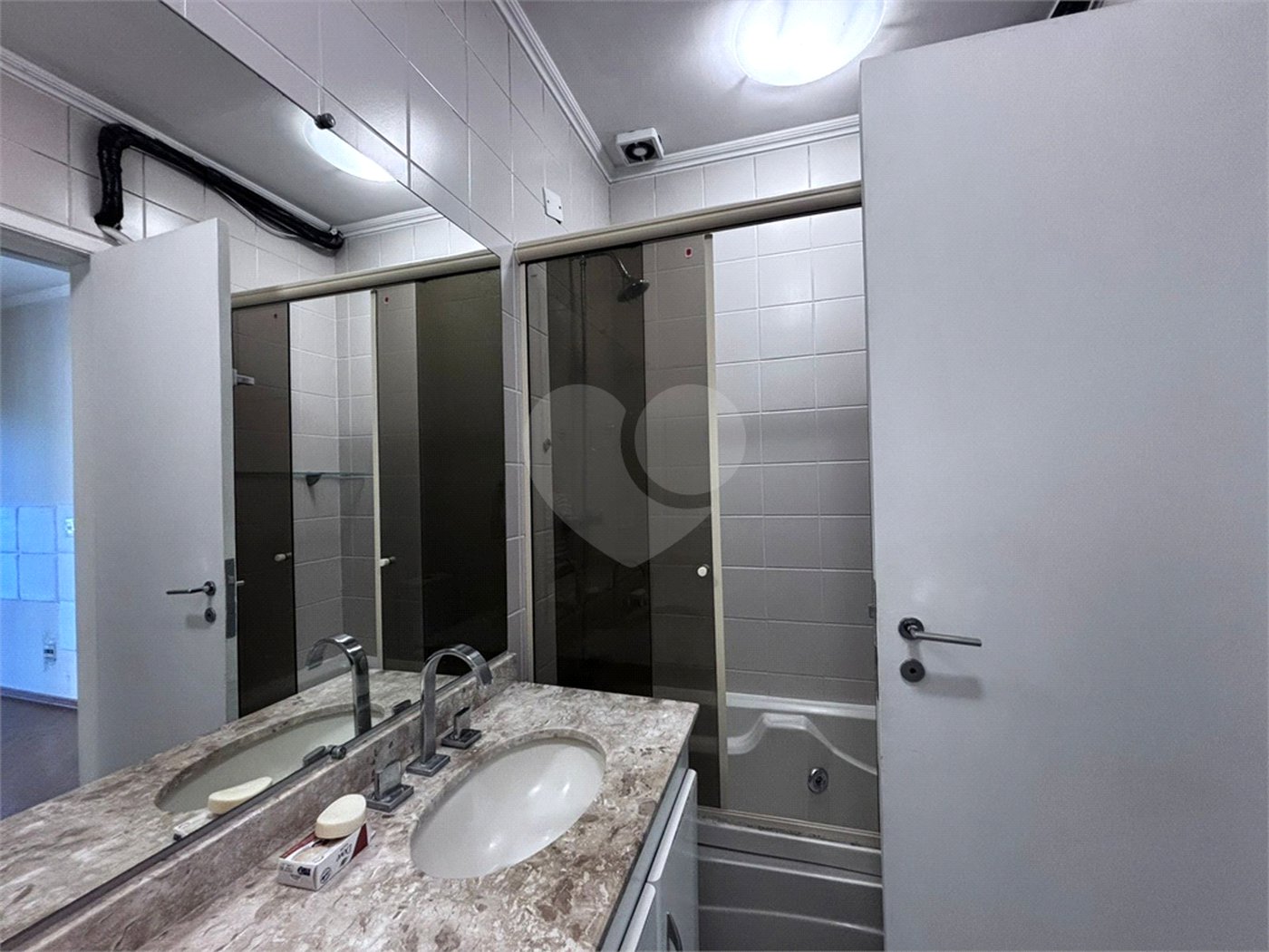 Sobrado à venda com 3 quartos, sendo 1 suíte, no condomínio Villagio da Granja, Cotia - SP