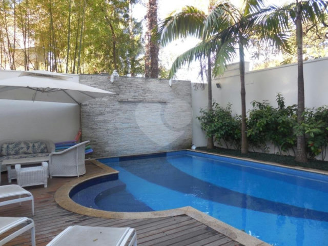 Casa à venda ou para alugar com 4 suítes no condomínio Villa Imperial, São Paulo - SP