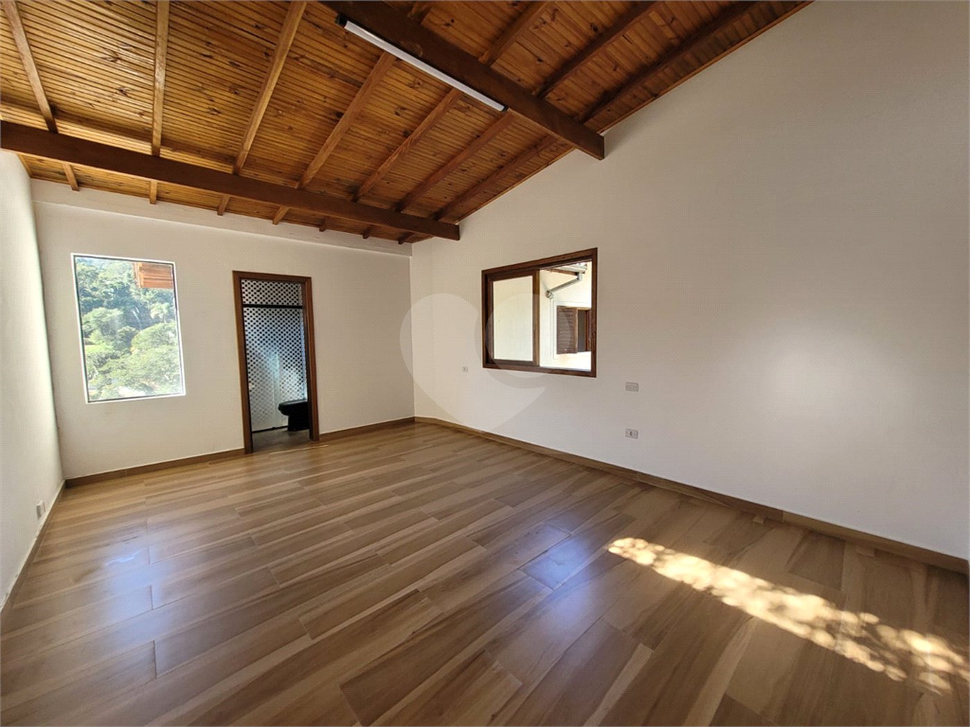 Casa à venda com 5 quartos, sendo 3 suítes, no condomínio Alpes da Cantareira, Mairiporã - SP