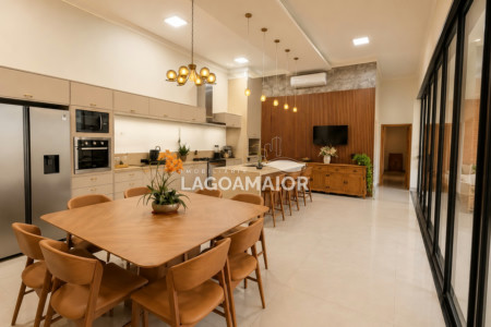 Casa à venda com 4 quartos, sendo 4 suítes, no condomínio Residencial Villa Dumont, Três Lagoas - MS