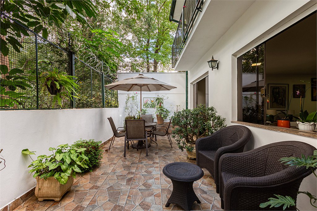Sobrado à venda com 4 quartos, sendo 2 suítes,  em Vila Madalena, São Paulo, SP
