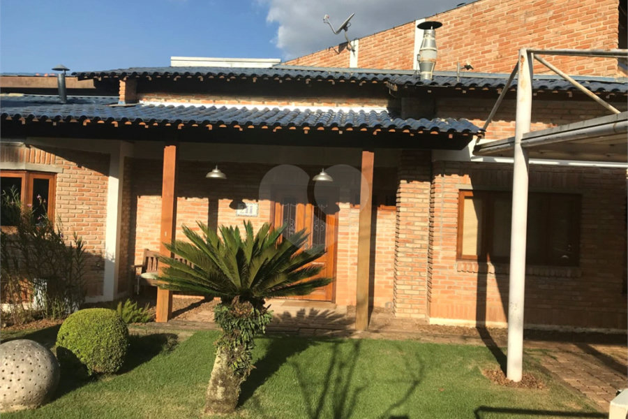 Casa à venda com 4 quartos, sendo 3 suítes, no condomínio Alpes da Cantareira, Mairiporã - SP