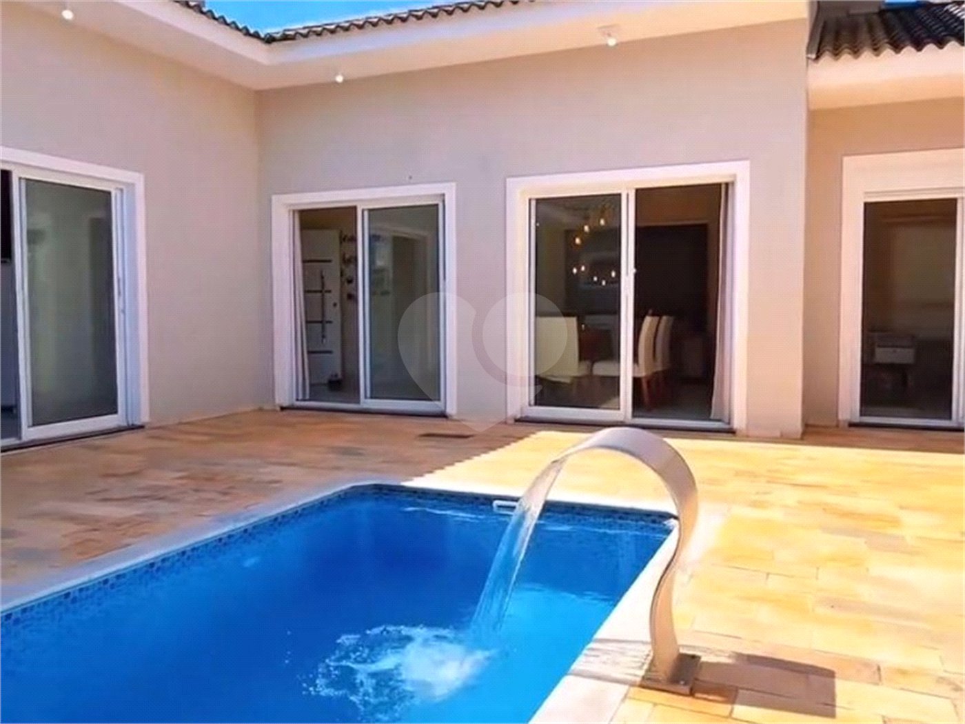 Casa à venda com 4 quartos, sendo 3 suítes, no condomínio Lago da Serra, Araçoiaba da Serra - SP