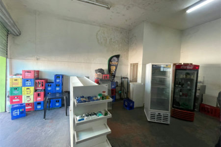 Casa térrea e salão comercial a venda no Jardim Bandeirantes.