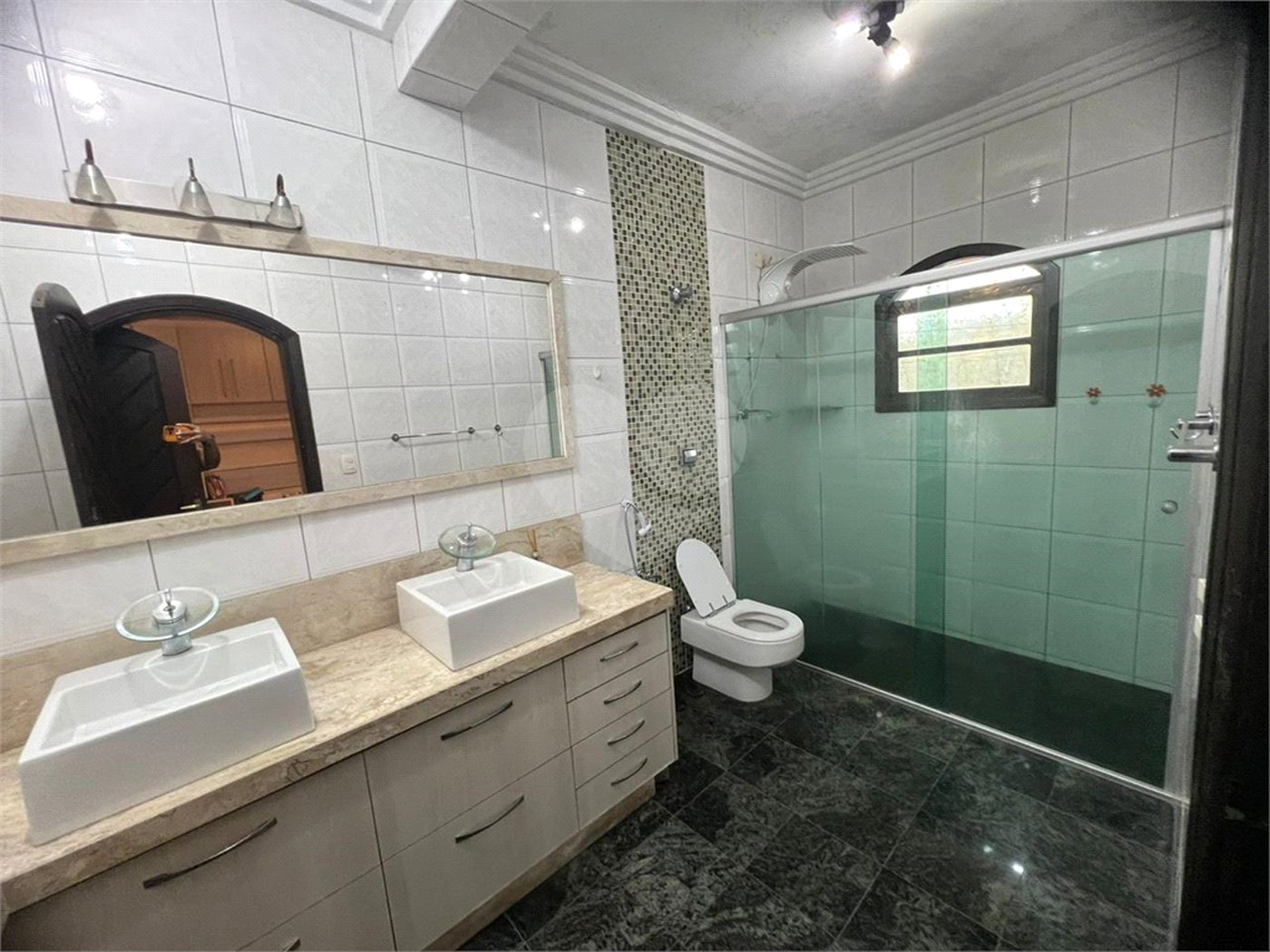Sobrado à venda ou para alugar com 3 quartos, sendo 2 suítes,  em Arujázinho Iv, Arujá, SP